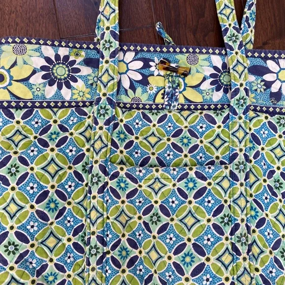 Vera Bradley Large Tote with lots of interior pockets - Picture 4 of 11